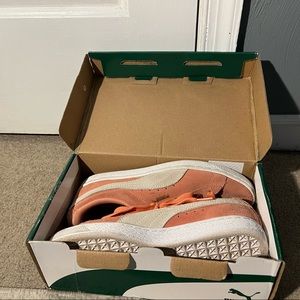 Womens 8 Puma Suede Peach/White Classic Sneaker